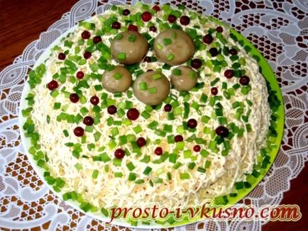 Layered салата с мариновани гъби и пилешко