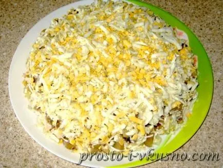 Layered салата с мариновани гъби и пилешко