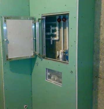 Странично в тоалетната като промяната, затворете пластмасовите панели и други материали