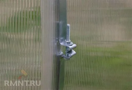 Greenhouse на профилната тръба и поликарбонат с ръцете си