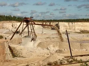Homokbányászat a kőbányában, úszódaru, az illegális bányászat engedély