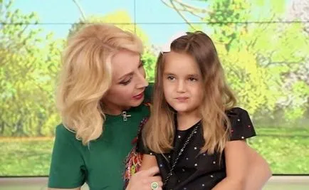 Lánya Kristiny Orbakayte fényképet néz Claudia Zemtsova