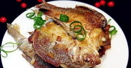 Вкусни пържени шаран, приготвена в тиган (шаран) Вкусни пържени шаран, приготвена в тиган