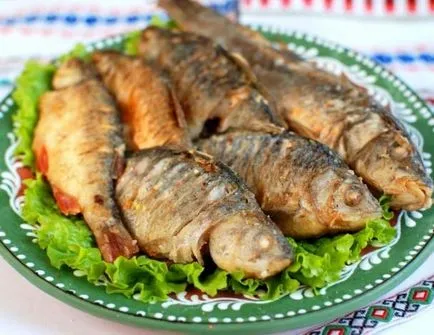 Вкусни пържени шаран, приготвена в тиган (шаран) Вкусни пържени шаран, приготвена в тиган