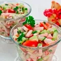 Бъркани яйца с наденица и домати лук