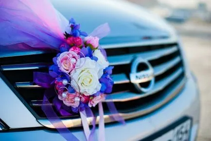 На украсени сватба кола декорация чешат машини и младоженеца на сватба (CAR) На украсени сватба кола декорация чешат машини и младоженеца на сватба