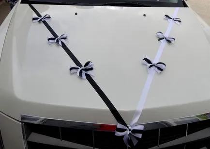 На украсени сватба кола декорация чешат машини и младоженеца на сватба (CAR) На украсени сватба кола декорация чешат машини и младоженеца на сватба
