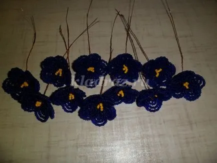 Violet мъниста с ръцете си