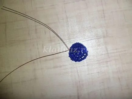 Violet мъниста с ръцете си