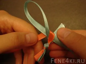 Как да тъкат Baubles на лентите за начинаещи кръг, с имената и на други