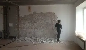 Как да премахнете мазилката от стените под плочките бързо