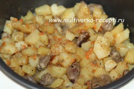 Картофи, задушени с пилешки сърца в multivarka