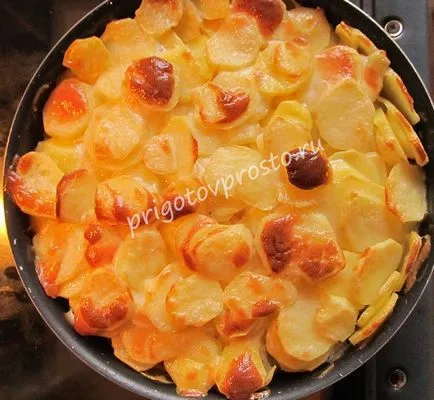 Картофи запечени на пластове в пещ - подготвят прости и вкусни!