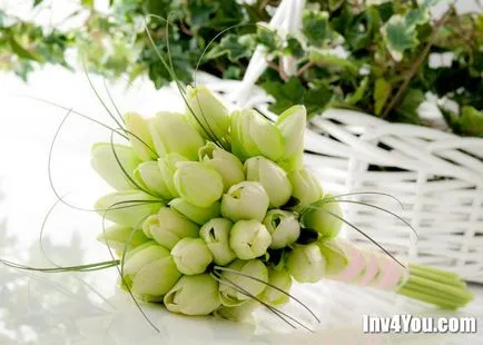 Състави от сватбени букети пиони, лилии, лалета, лилии, орхидеи, карамфили, брошки и