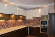 Довършителни тавана в прегледа на кухня от предимствата и недостатъците на материали