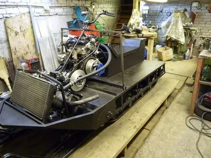 Lánctalpas „nagyon nagy motoros szán”