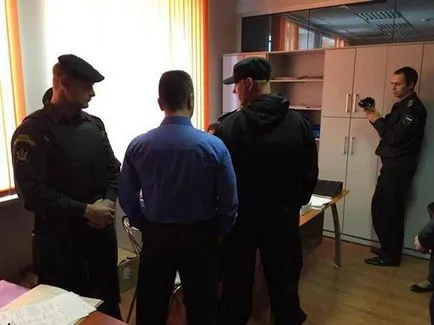 Работа съдия-изпълнител прави преглед на служителите