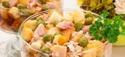 Салата с пушено пиле и крутони