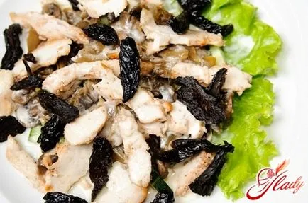 Салата с пиле и сини сливи и краставица