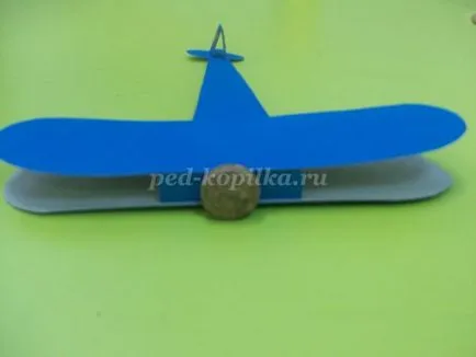 Самолетът с ръцете си от картон