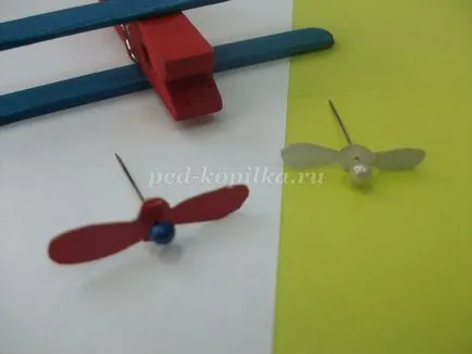 Самолетът с ръцете си от картон