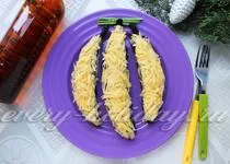 Layered салата с варено пиле и сини сливи рецепта със снимка