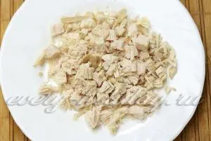 Layered салата с варено пиле и сини сливи рецепта със снимка