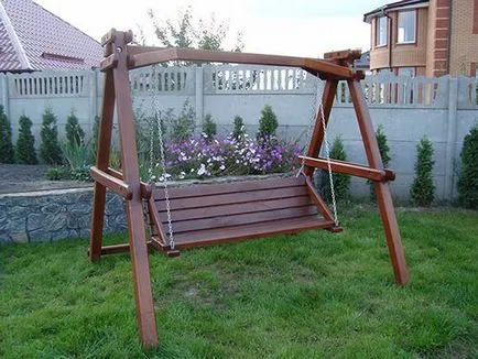 Дървена люлка като