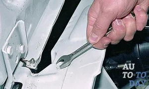 Сваляне на предния капак