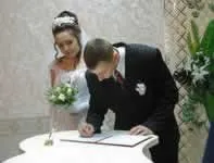 Hogyan kell viselkedni, mint a vőlegény egy anyakönyvi hivatal, egy gyönyörű hölgy