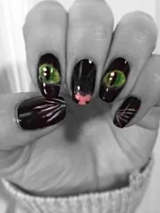 Опирайки се на нокти с котки