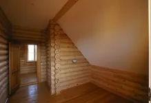 След дървени тавани къща