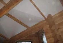 След дървени тавани къща