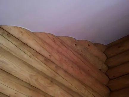След дървени тавани къща