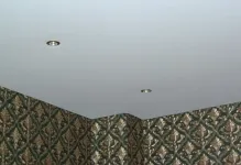 След дървени тавани къща