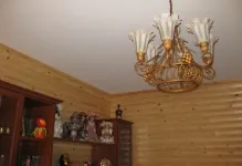 След дървени тавани къща
