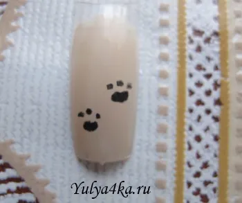 Опирайки се на нокти с котки