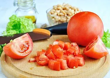 Салата с боб и домати