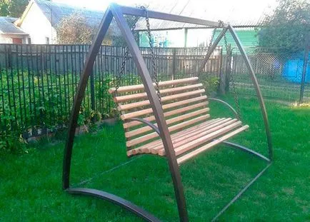 Дървена люлка като