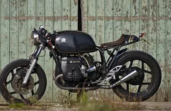 Keret egy motorkerékpár kezével