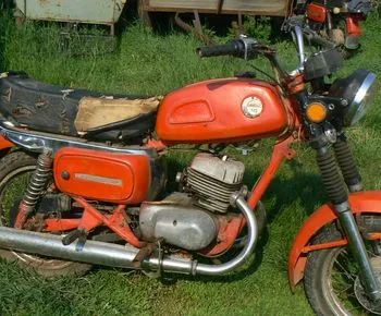 Keret egy motorkerékpár kezével