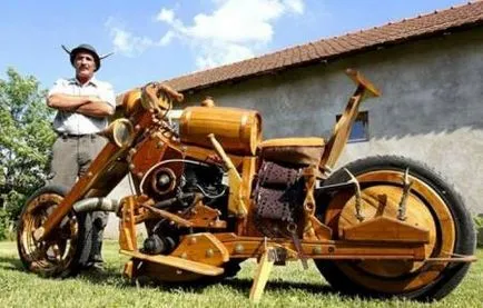 Keret egy motorkerékpár kezével