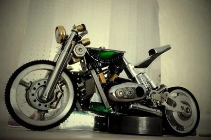 Keret egy motorkerékpár kezével Keret egy motorkerékpár kezével