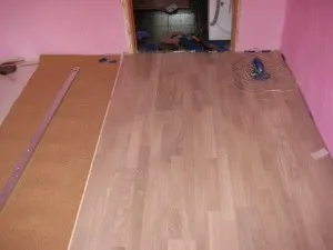 Hogyan alatt feküdt a laminált aljzatra részletes használati fotók és videók példák készülék hordozó