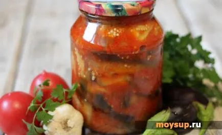Малката салата с патладжан, домати и чесън (маруля) Вкусна салата с патладжан, домати и чесън