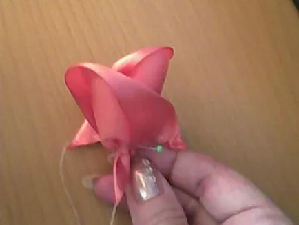 Bud на копринени панделки рози (снимка, видео) - Технополис утре (снимки) Rosebud изработена от коприна панделка (снимки, видео) - Технополис утре