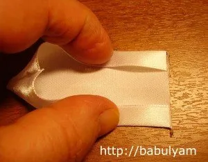 Цветята на сатенени панделки майсторски клас с помощта на тънки ивици