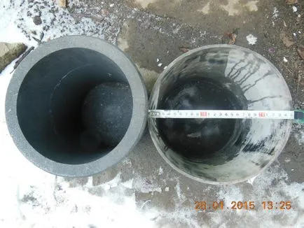 Графит тигел с ръцете си