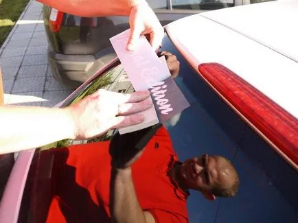 Hogyan tészta egy matricát a kocsi részletes utasításokat