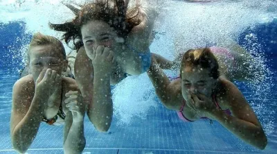 Как да се научите да се потопите в басейна и открити води в правилната техника, скачайки от камък